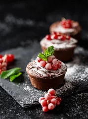 Foto op Plexiglas Dessert Klassieke chocolade fondant op een donkere achtergrond. Chocolade muffins