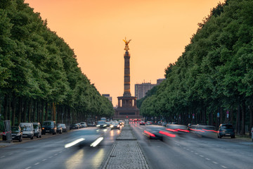 Obraz premium Kolumna zwycięstwa i ulica 17 czerwca, Berlin, Niemcy