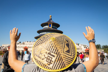 Gl&auml;ubiger mit Strohhut