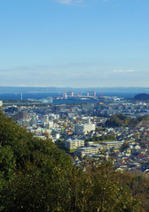 横浜市金沢区の街並み、遠景に八卦島や東京湾を望む