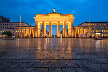 Fototapeta premium Brama Brandenburska w zimie w nocy, Berlin, Niemcy