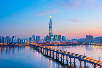 Ciel crépusculaire à la rivière han à Séoul en Corée du Sud