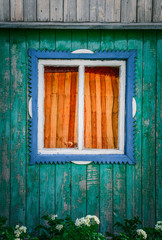 Altes blaues Holzhaus mit Fenster