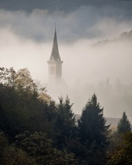 Obraz premium Campanile nella nebbia