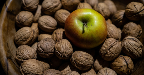 Walnüsse und Apfel
