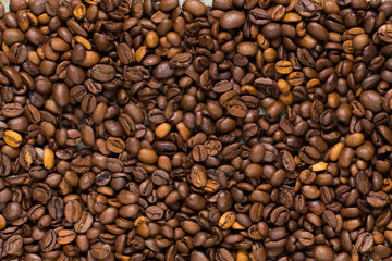 Obraz premium coffee grain (good and bad grain) - Arabica and Robusta blend (roasted coffee grain). Black background. Top view . Copy space.