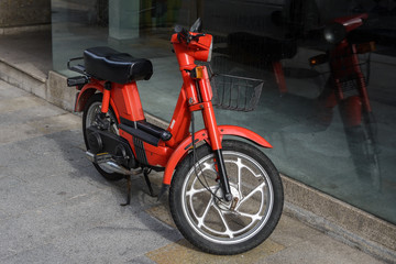 Obraz na płótnie Canvas red motorcycle close up