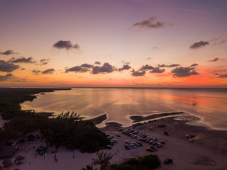 Fototapeta na wymiar Fotografia aerea con dron en isla blanca cancun playa
