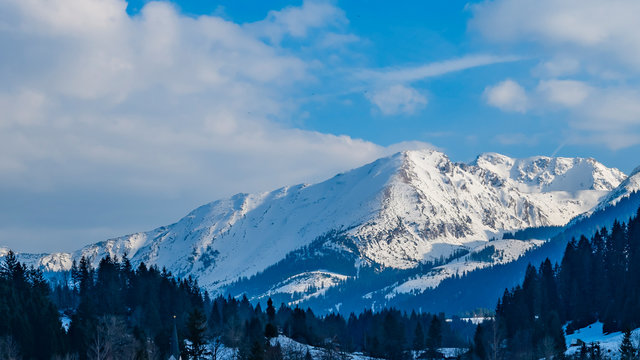 Verschneite Berggipfel im Tannheimer Tal Tirol Österreich