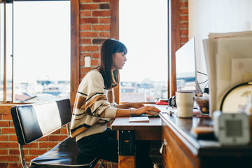 パソコンを使う女性