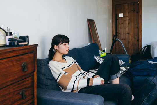 ソファーでくつろぐ女性