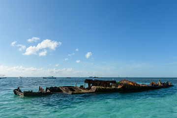 barco hundido en cayado en isla mujeres