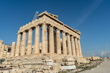 Obraz premium Poranny widok na piękny starożytny pomnik Partenonu z kolumnami jonowymi na Akropolu w Atenach w Grecji.