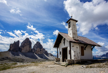 chiesa sulle dolomiti
