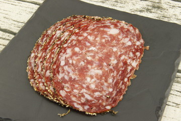 Saucisson au poivre en tranches