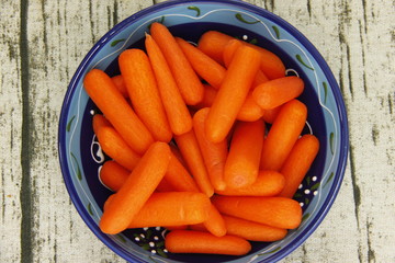 Carottes en bâtonnets dans un bol
