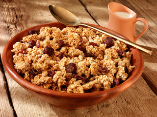 BOWL OF CRUNCHY GRANOLA