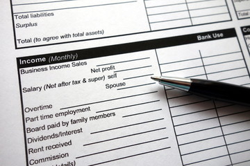 Obraz premium Income heading on credit application form with pen