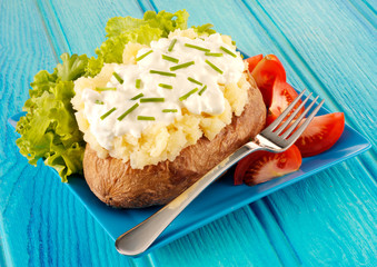 BAKED POTATO WITH COTTAGE CHEESE AND CHIVES