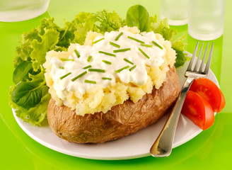 BAKED POTATO WITH COTTAGE CHEESE AND CHIVES
