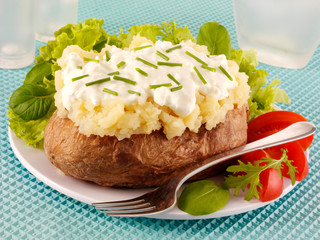 BAKED POTATO WITH COTTAGE CHEESE AND CHIVES