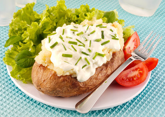 BAKED POTATO WITH COTTAGE CHEESE AND CHIVES