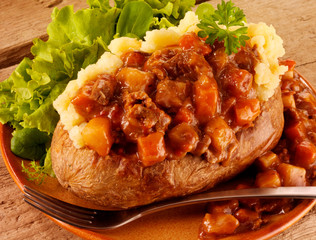 BAKED POTATO WITH BEEF STEW