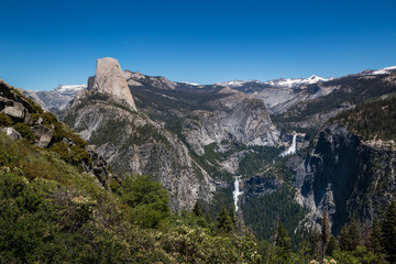 Fototapeta premium view of mountains in yosemite