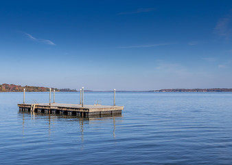 Obraz premium A desolate swimming platform in winter.