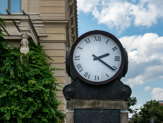 Fototapeta na wymiar historische Uhr am Bebelplatz in Berlin