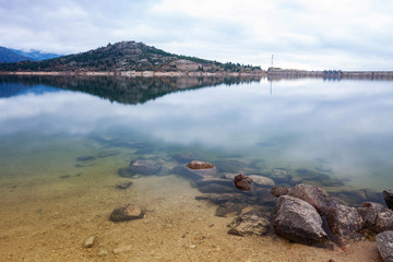 PANORÁMICA DE LAGO Y REFLEJO DE MONTAÑA
