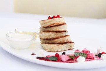 pancakes with berries