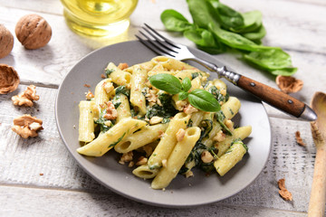 Penne pasta with spinach, gorgonzola cheese and walnuts