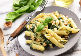 Penne pasta with spinach, gorgonzola cheese and walnuts