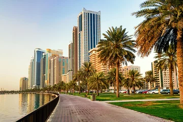 Foto auf Acrylglas Morgenstadtbild mit Sonne in Sharjah. Vereinigte Arabische Emirate. © sablinstanislav