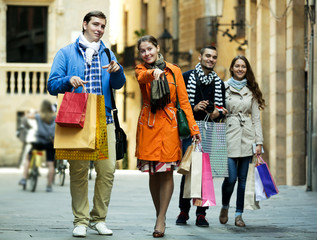 Fototapeta premium Group of young tourists with purchases