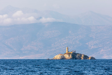 Griechenland, Ionisches Meer, Leuchtturm und Insel Peristeres
