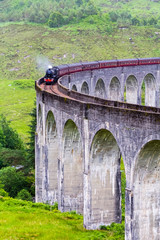 Obraz premium Schottland, Glenfinnan Viaduct, Zug The Jacobite