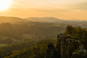 Deutschland, Sachsen, Sächsische Schweiz, Blick vom Ferdinandstein zum Sonnenaufgang