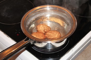 Eggs in boil water.