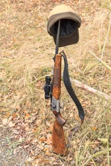 Rolgordijnen Ein Gewehr mit einem Hut auf dem Lauf © Ronald Rampsch