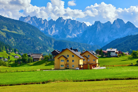 Österreichisches Bergdorf in den Alpen
