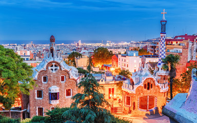 Fototapeta premium Urzekający widok na Park Guell, międzynarodowy punkt orientacyjny w Barcelonie, Hiszpania, Europa. Miejsce dziedzictwa UNESCO, piękna scena zmierzchu oświetlonego miasta. Znane i popularne miejsce podróży.