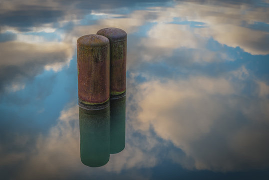 Schiffspoller im ruhigen Maschsee mit Reflektion des Himmels