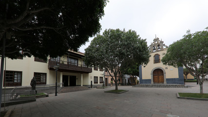 Fototapeta na wymiar Iglesia Parroquial San Antonio Abad y Ayuntamiento de Arona, Tenerife, España
