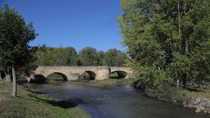 Fototapeta na wymiar Puente Mayor sobre el río Pisuerga, Aguilar de Campoo, Palencia, España