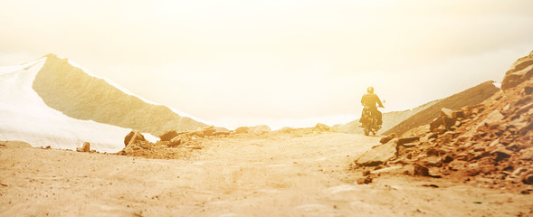 Obraz premium Motorbike traveler rides on mountain pass in indian Himalaya