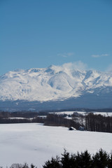 冬の火山の山頂と青空　十勝岳