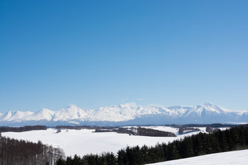 冬の連山と青空　十勝岳連峰