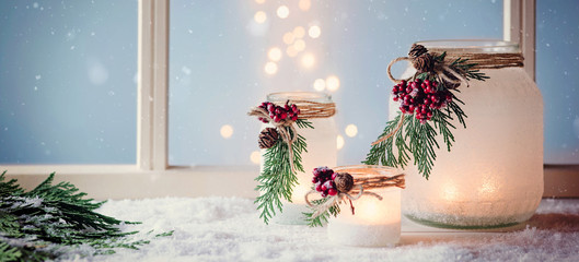 Winterlaternen, weihnachtlich vor einem Fenster dekoriert - Banner, Header, 